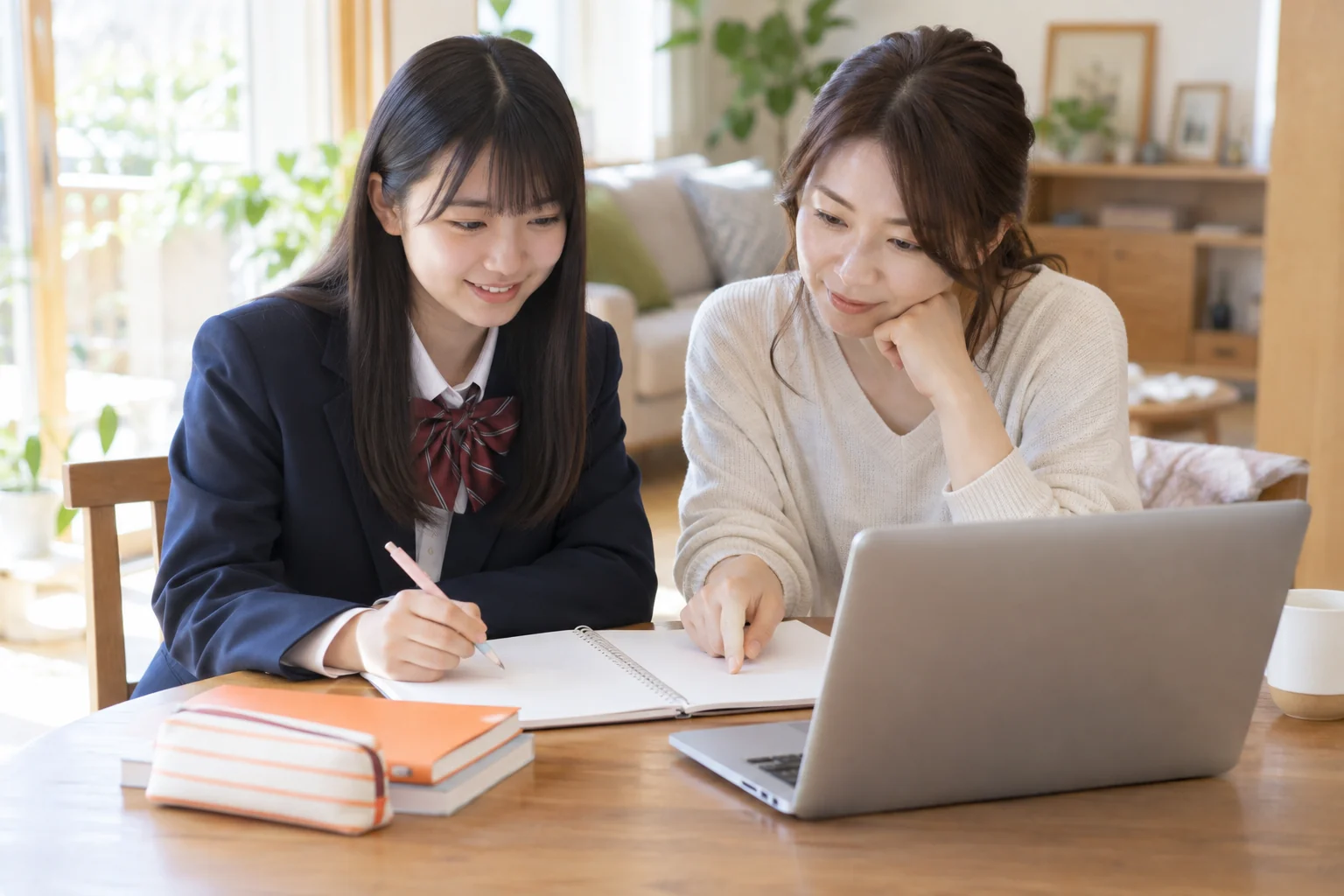 制服姿の高校生と保護者が自宅で学習の進め方を確認するイメージ